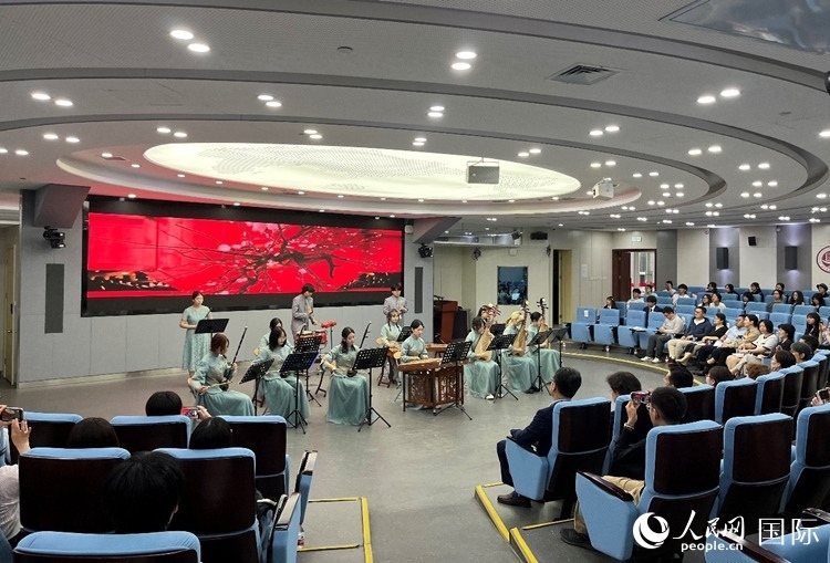 北京第二外國(guó)語學(xué)院學(xué)生帶來民樂表演。人民網(wǎng)記者 陳思攝