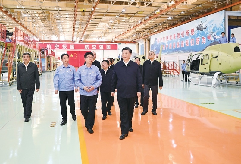 2023年10月10日至13日，中共中央總書(shū)記、國(guó)家主席、中央軍委主席習(xí)近平在江西考察。這是11日上午，習(xí)近平在景德鎮(zhèn)市昌河飛機(jī)工業(yè)（集團(tuán)）有限公司考察。 新華社記者 燕雁/攝
