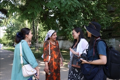 人民日報記者和塔方記者在進行交流。顏歡攝