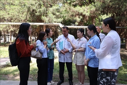 聯(lián)合采訪團隊在采訪塔吉克斯坦中央眼科醫(yī)院副院長馬爾索羅夫·薩爾杜洛。胡澤曦攝