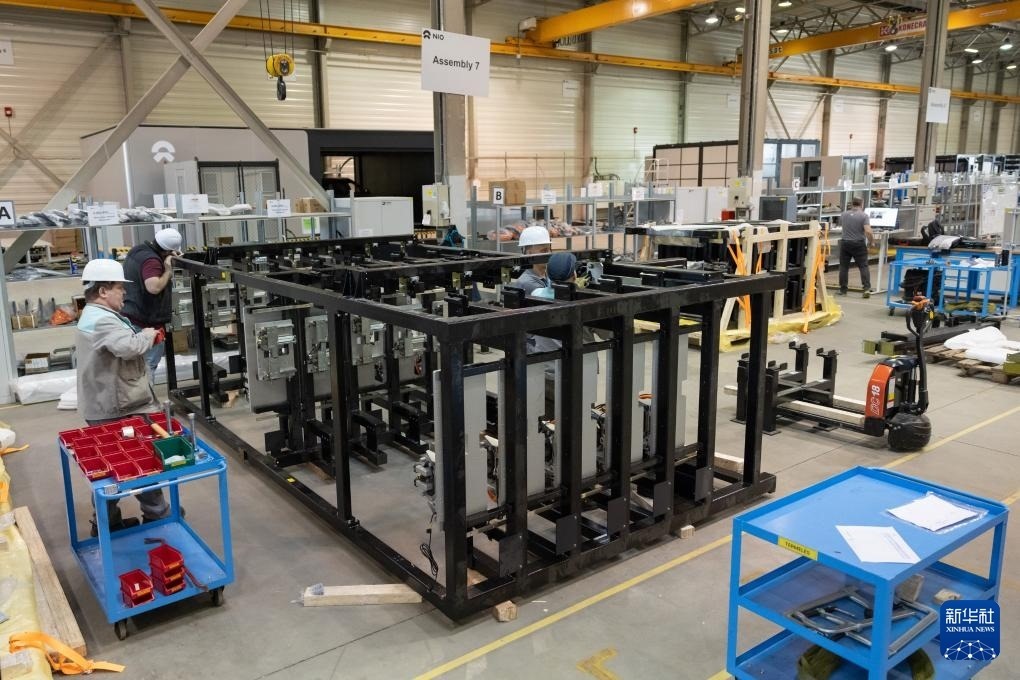 2024年1月26日，在匈牙利比奧托爾巴吉，員工在蔚來能源歐洲工廠工作。新華社發(fā)（弗爾季·奧蒂洛 攝）