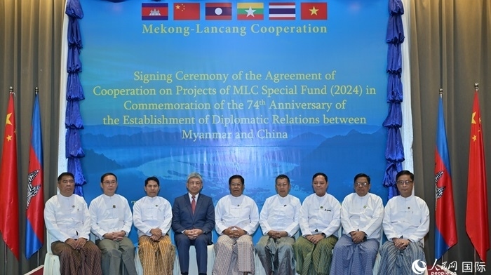 中國駐緬甸大使陳海（左四）與緬方執(zhí)行部委部長合影。人民網(wǎng)記者 謝佳君攝