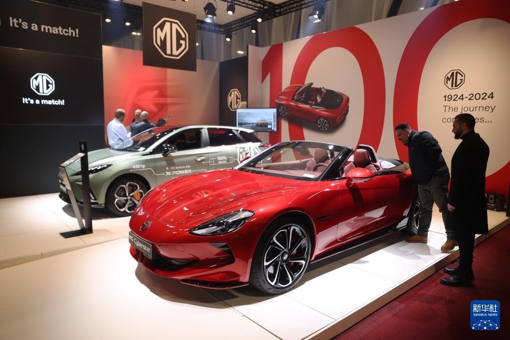 2024年1月17日，人們在比利時布魯塞爾舉辦的2024布魯塞爾汽車展上參觀上汽名爵電動汽車。新華社記者 趙丁喆 攝