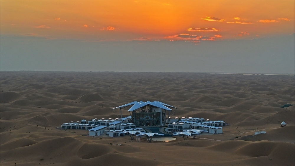 這是位于寧夏中衛(wèi)市沙坡頭景區(qū)的星星酒店（2023年9月6日攝，無人機(jī)照片）。新華社記者 王鵬 攝