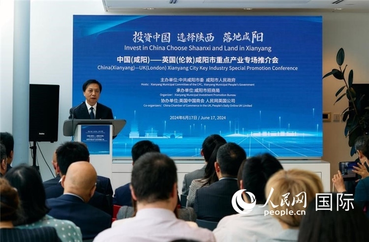 咸陽(yáng)市委書(shū)記夏曉中致辭。