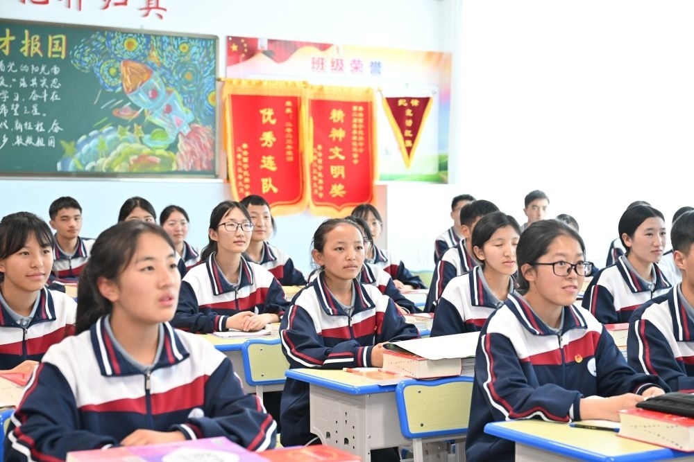 2024年6月18日，果洛西寧民族中學(xué)學(xué)生在上課。