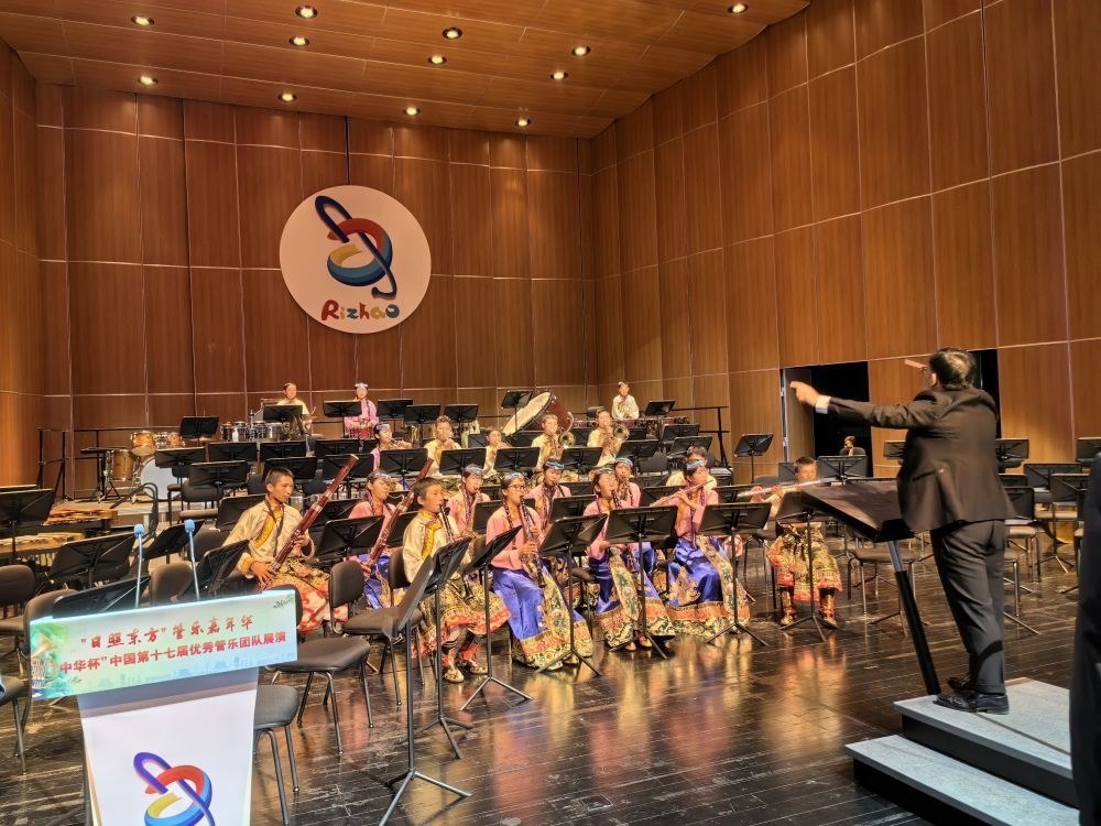 5月4日，來(lái)自果洛西寧民族中學(xué)的果洛州青少年管樂(lè)團(tuán)在山東省日照市演出。