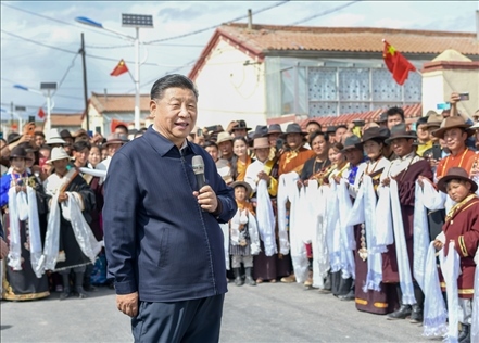 2021年6月7日至9日，習(xí)近平總書記在青?？疾?。這是8日下午，習(xí)近平在海北藏族自治州剛察縣沙柳河鎮(zhèn)果洛藏貢麻村考察時，同村民們親切交流。新華社記者 謝環(huán)馳 攝