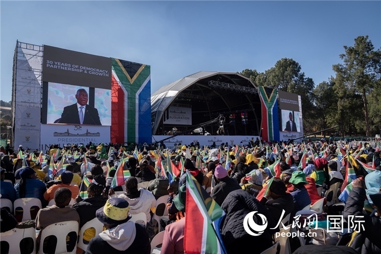 南非民眾觀看拉馬福薩總統(tǒng)就職演說(shuō)。 人民日?qǐng)?bào)非洲中心分社 希拉茲·莫林?jǐn)z