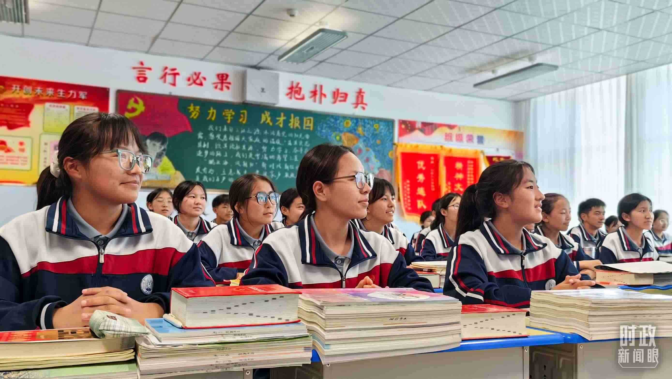 △果洛西寧民族中學(xué)高一（1）班的“新時(shí)代、新家鄉(xiāng)”主題思政課。（總臺(tái)央視記者段德文拍攝）