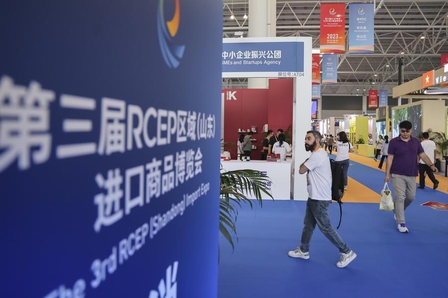 2023年8月18日，人們在第三屆RCEP區(qū)域（山東）進口商品博覽會上參觀。新華社發(fā)（許傳寶 攝）