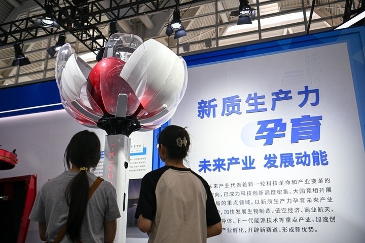 6月20日，與會者參觀天津云圣智能科技有限責任公司展區(qū)展出的“圣·寶蓮燈”全自主無人機巡檢系統(tǒng)。新華社記者 孫凡越 攝