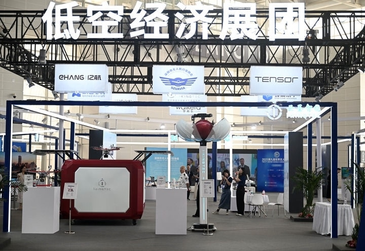 6月20日，參觀者在博覽會低空經(jīng)濟展團參觀。新華社記者 趙子碩 攝