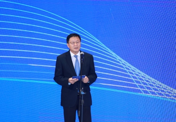 中國(guó)網(wǎng)總編輯王曉輝主持論壇。中國(guó)外文局供圖