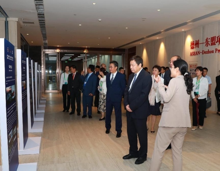 與會(huì)嘉賓參觀圖片展。中國(guó)外文局供圖