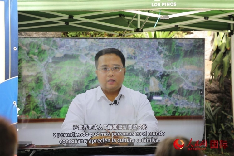 德化縣人民政府縣長方俊欽視頻致辭。人民網(wǎng) 埃內(nèi)斯托·多明戈斯攝