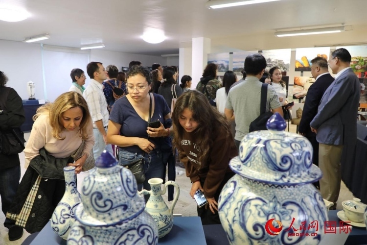 在展覽現(xiàn)場，觀眾們駐足欣賞德化瓷和墨西哥彩瓷。人民網(wǎng) 埃內(nèi)斯托·多明戈斯攝