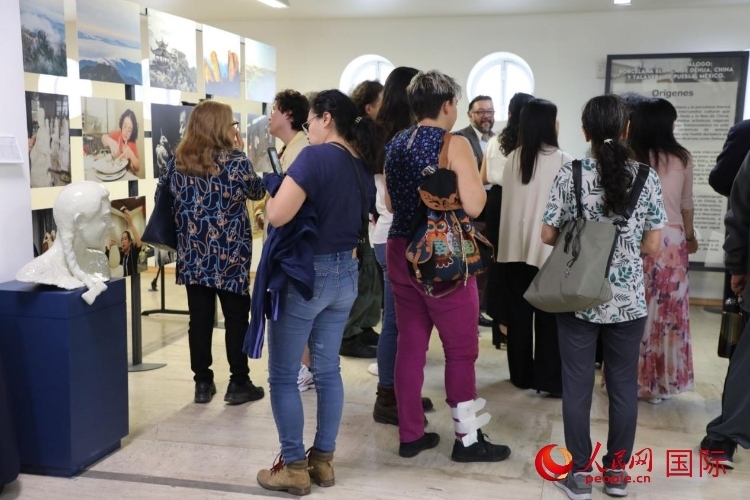 在展覽現(xiàn)場，觀眾們駐足欣賞德化白瓷和墨西哥彩瓷。人民網(wǎng) 埃內(nèi)斯托·多明戈斯攝