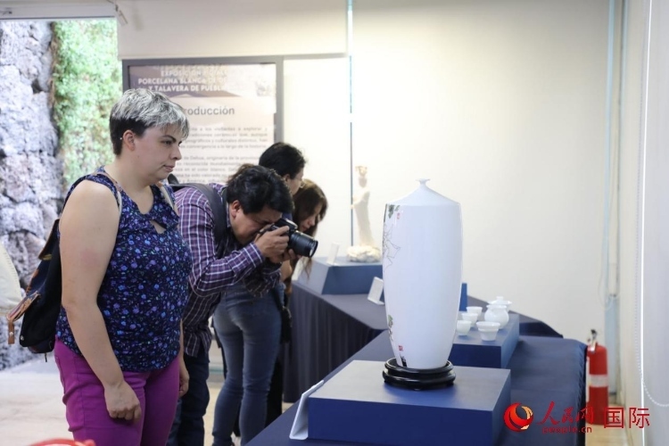 在展覽現(xiàn)場，觀眾們駐足欣賞德化白瓷和墨西哥彩瓷。人民網(wǎng) 埃內(nèi)斯托·多明戈斯攝