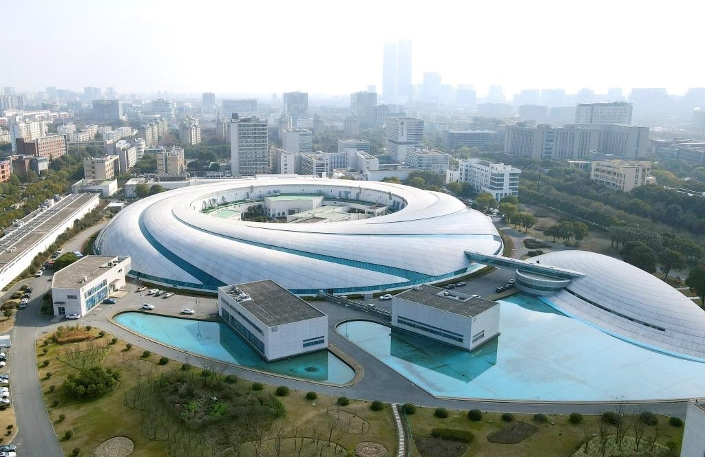 位于上海張江科學(xué)城的“上海光源”（2024年2月27日攝，無人機(jī)照片）。新華社記者 方喆 攝