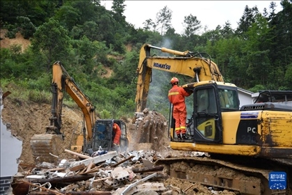 6月23日，救援人員在魚市鎮(zhèn)斗溪村龍?zhí)两M山體滑坡現(xiàn)場(chǎng)開展救援工作。新華社記者 陳振海 攝