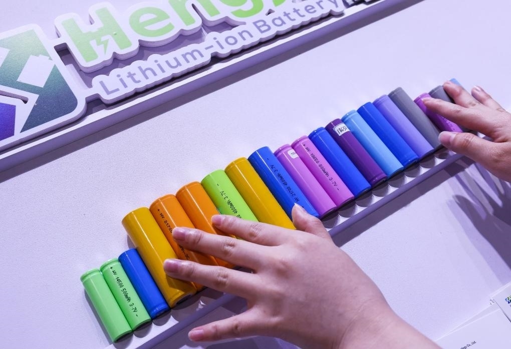 參展商在第135屆廣交會新能源展區(qū)布置鋰電池展品（2024年4月15日攝）。新華社記者 劉大偉 攝