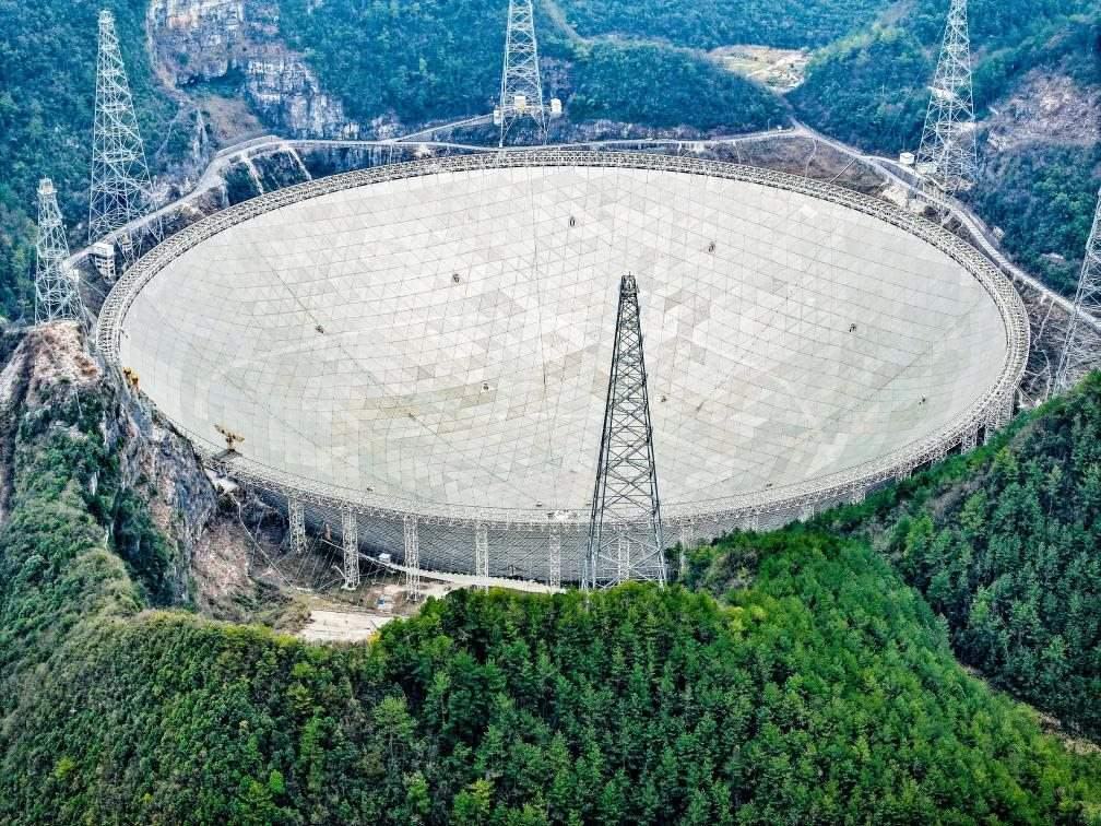 這是2024年2月26日拍攝的位于貴州的“中國天眼”（無人機(jī)全景圖片，維護(hù)保養(yǎng)期間拍攝）。新華社記者 歐東衢 攝