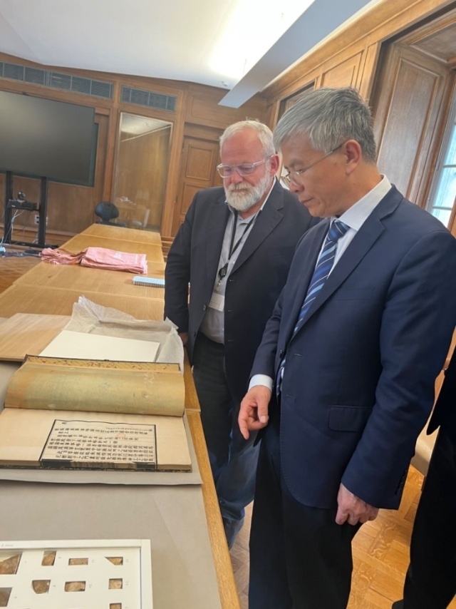 山東大學(xué)校長李術(shù)才率團(tuán)訪問法國國家圖書館。山東大學(xué)供圖