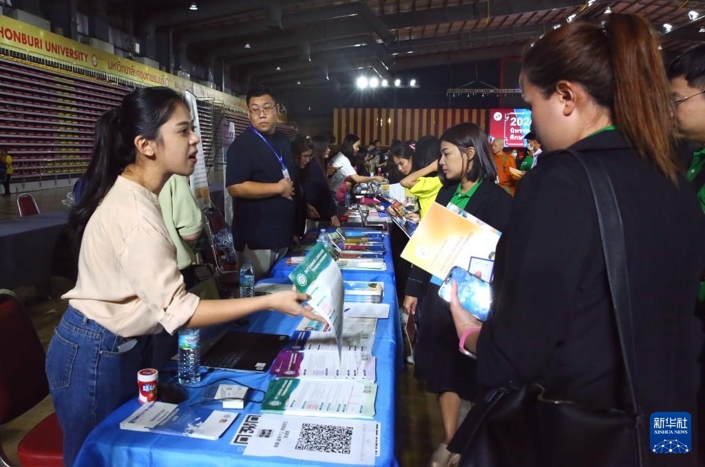 6月22日，在泰國(guó)曼谷吞武里大學(xué)舉辦的中國(guó)高等教育展上，學(xué)生在中國(guó)高校展臺(tái)前了解信息。新華社記者 孫瑋彤 攝