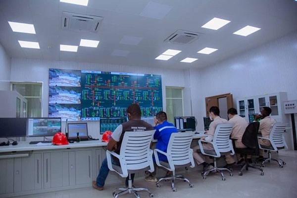 剛果（金）布桑加水電站攔河大壩泄洪。中鐵資源集團(tuán)供圖 