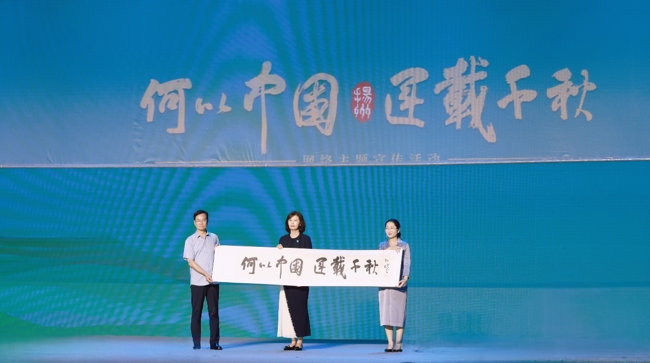 隋唐大運河文化博物館館長曹岳森（左）、揚州中國大運河博物館館長鄭晶（中）、浙東運河博物館負責人張慧（右）共同展卷。