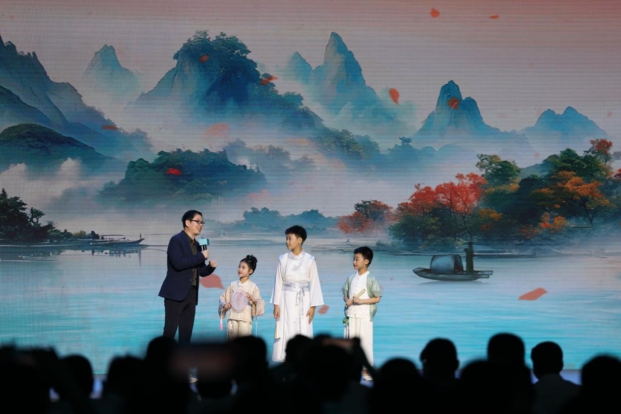 南京師范大學教授酈波（左一）與2024中國詩詞大會選手張可兒（左二）、姜敬曦（右二），揚州市邗江區(qū)實驗學校蔣王小學學生陸俊屹（右一）趣談大運河詩詞文化。