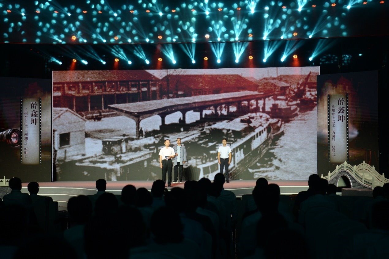 杭州水上巴士“西湖”號原船長薛鑫坤（左）、窯灣古鎮(zhèn)漁民藝術團團長沈召明（中）、港航潤楊6060貨船主楊杰偉（右）現(xiàn)場講述。