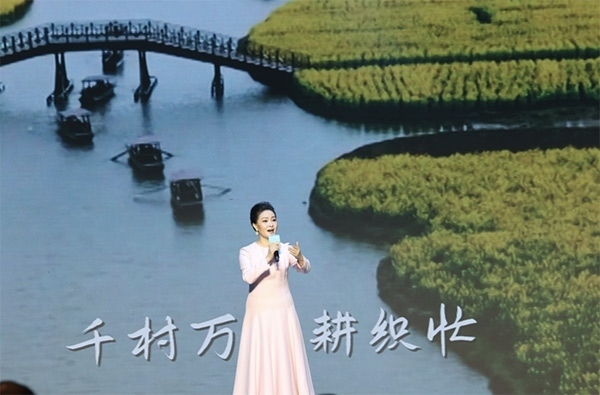 歌唱家、中國音樂學院教授雷佳現(xiàn)場演唱。