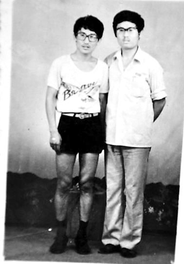 薛其坤（左）與大學(xué)同學(xué)合影。