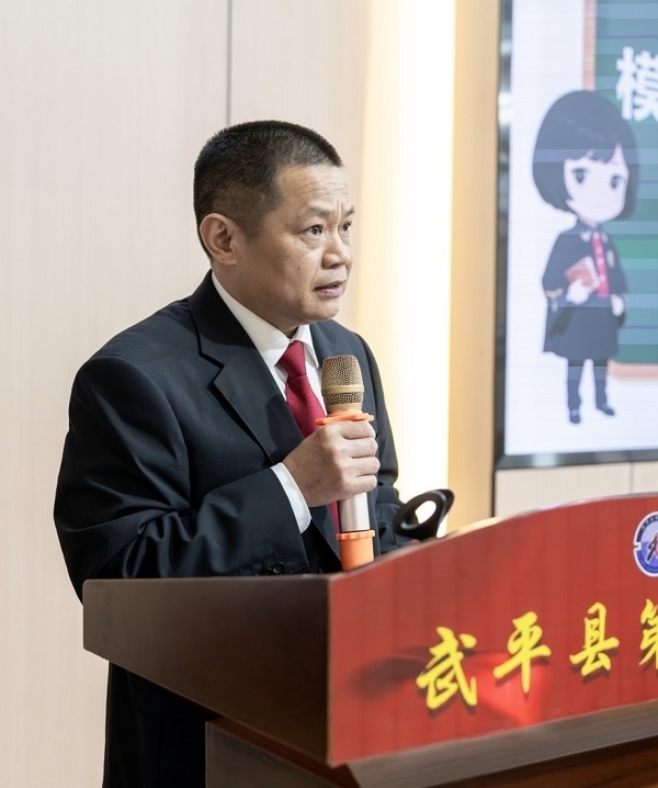 圖④：武平法院刑庭庭長(zhǎng)候良石在模擬法庭后為學(xué)生上普法課。