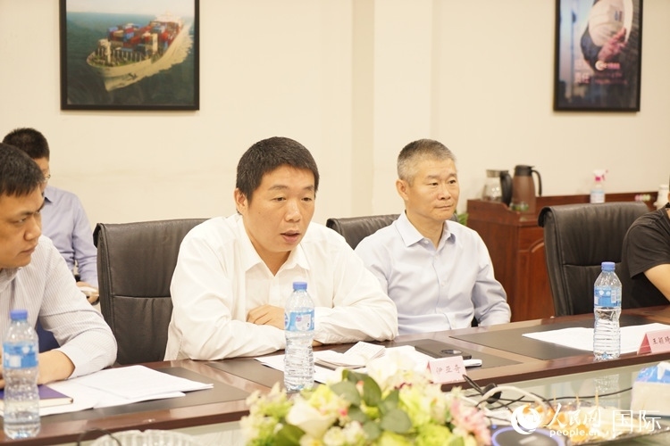 駐尼日利亞使館領僑處主任伊亞奇（中）講話。人民網記者 姜宣攝