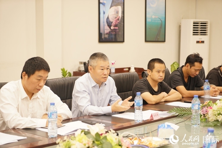 駐尼日利亞使館經商處公參王穎琦（左二）講話。人民網記者 姜宣攝