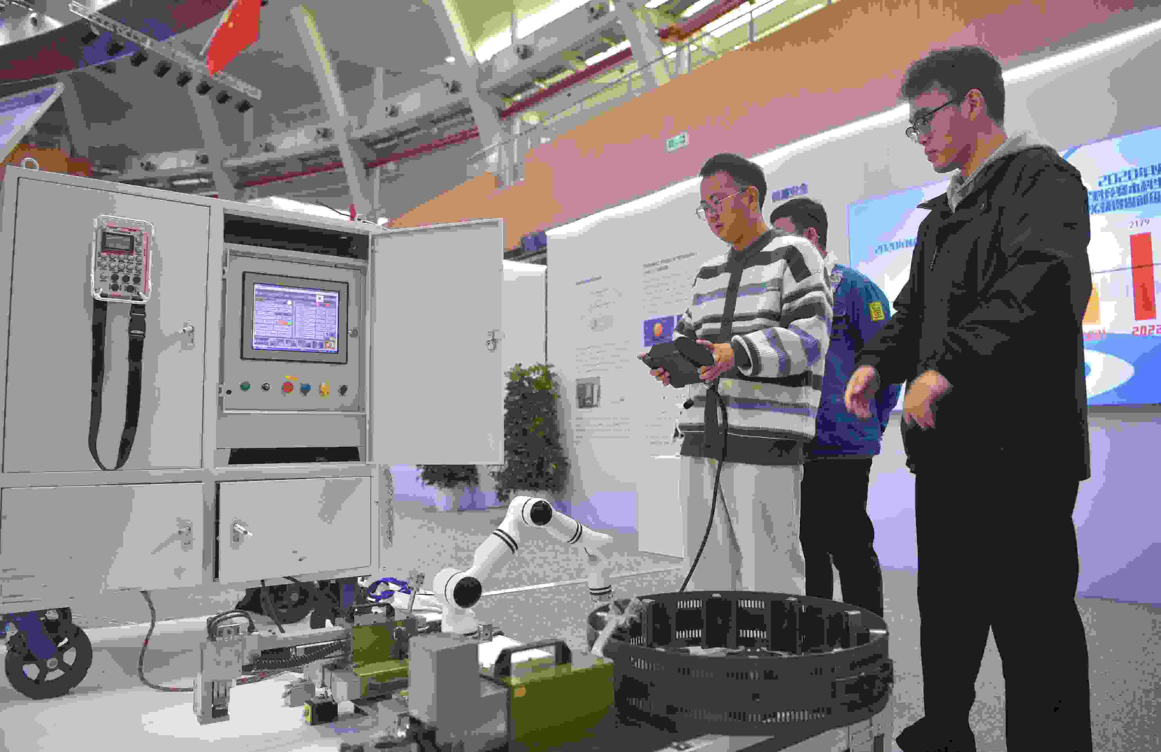 2023年，京南地區(qū)高?？萍汲晒平闀诒本┙ㄖ髮W(xué)大興校區(qū)舉行。圖為高校師生在展示管道全位置焊接機器人系統(tǒng)成果。