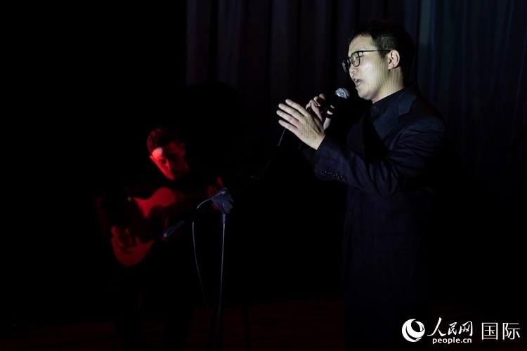 歌曲表演。馬丁·薩巴拉攝