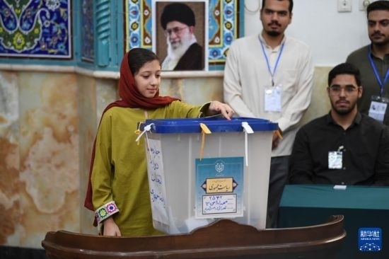 6月28日，伊朗選民在德黑蘭的一處投票站參加總統(tǒng)選舉投票。新華社記者 沙達(dá)提 攝