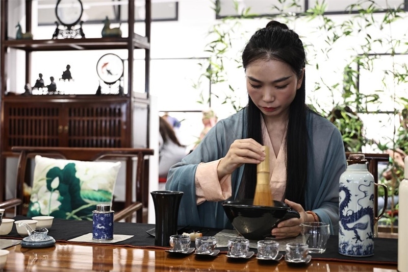 茶藝師現(xiàn)場展示宋式點茶。拉巴特中國文化中心供圖