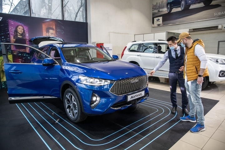 2021年4月1日，銷售人員在哈薩克斯坦阿拉木圖市經(jīng)銷商店向消費者介紹哈弗汽車。新華社發(fā)（阿斯塔納汽車公司供圖）