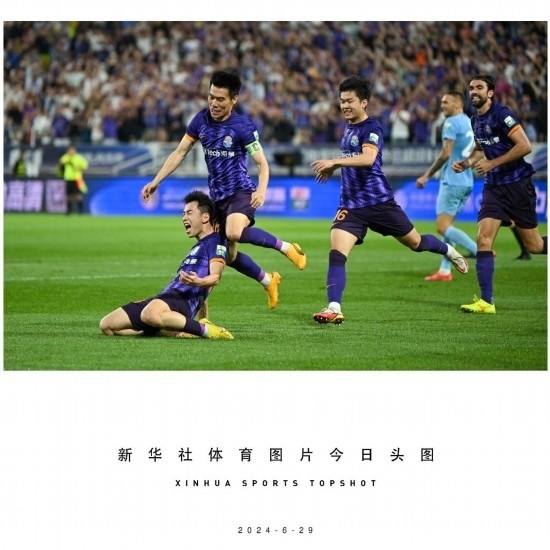  6月29日，天津津門虎隊(duì)球員劉俊賢（左一）在比賽中進(jìn)球后慶祝。新華社記者 孫凡越 攝