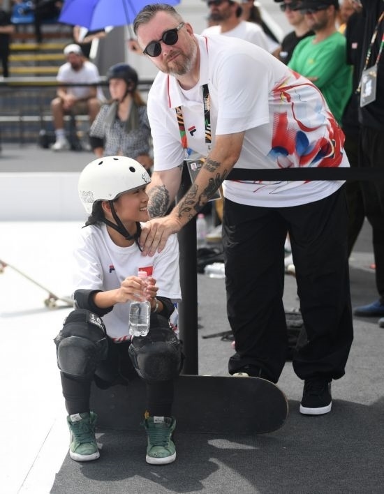 6月20日，鄭好好（左）在比賽間隙與教練互動(dòng)，她在預(yù)賽中最佳成績(jī)?yōu)?2.60分。當(dāng)日，巴黎奧運(yùn)會(huì)資格系列賽布達(dá)佩斯站滑板女子碗池預(yù)賽在布達(dá)佩斯舉行。新華社記者 賀燦鈴 攝