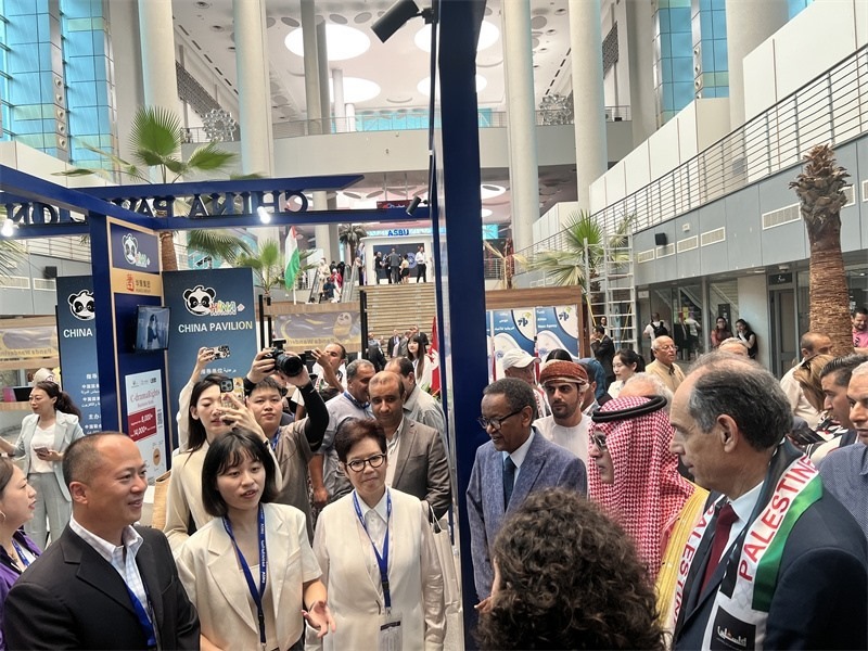 沙特廣播電視局首席執(zhí)行官、阿廣聯(lián)主席穆罕默德（右二）、阿廣聯(lián)秘書(shū)長(zhǎng)蘇萊曼（右三）等阿拉伯國(guó)家嘉賓參觀展臺(tái)。主辦方供圖