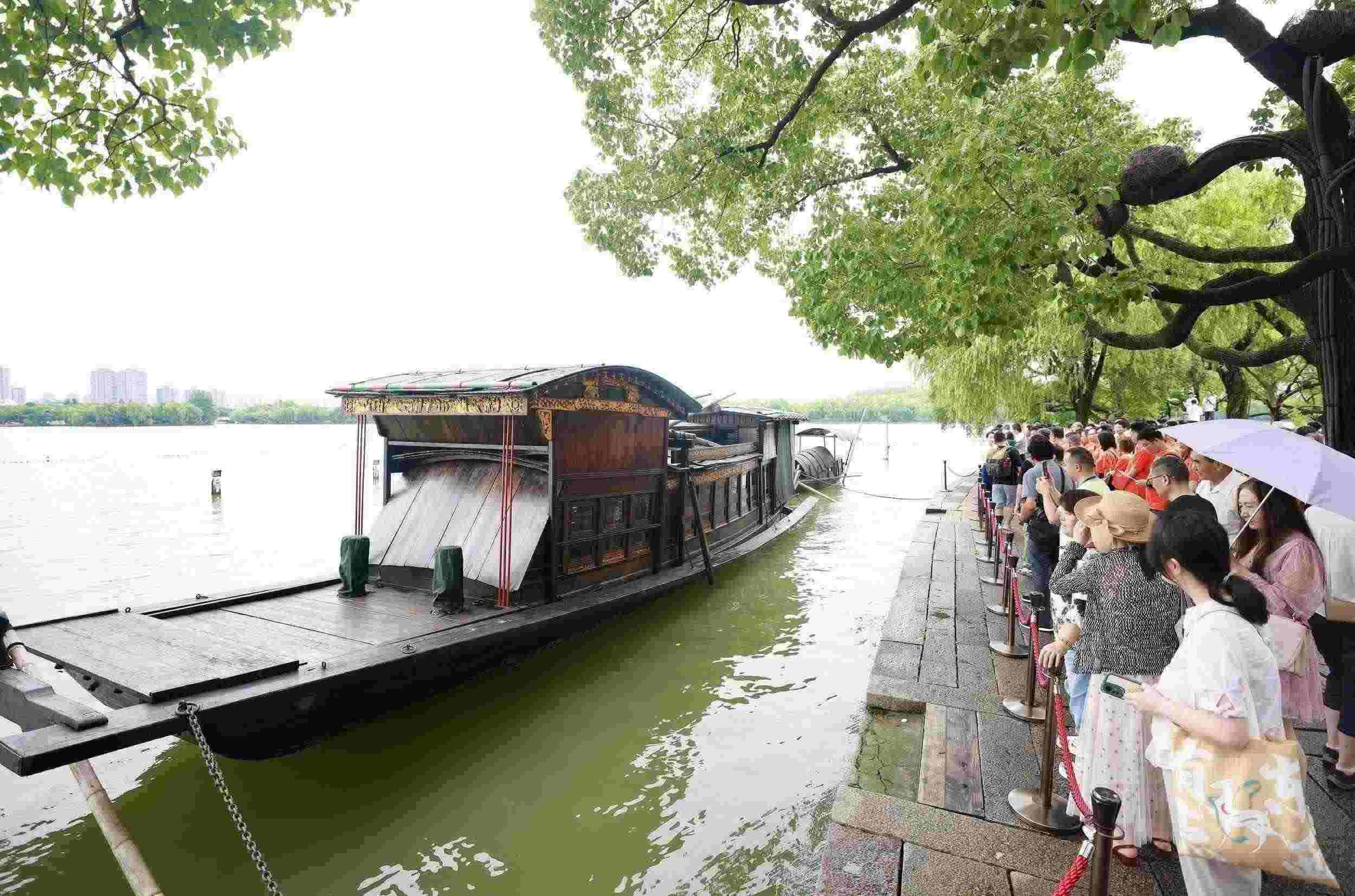 浙江嘉興，游客在南湖景區(qū)湖心島瞻仰紅船，感悟“紅船精神”。（圖片來源：視覺中國）