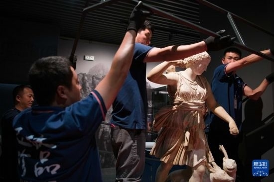 7月2日，工作人員將開箱后的古希臘文物放置在展臺(tái)上。新華社記者 張端 攝