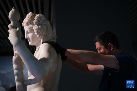 7月2日，工作人員將開箱后的古希臘文物放置在展臺(tái)上。新華社記者 張端 攝