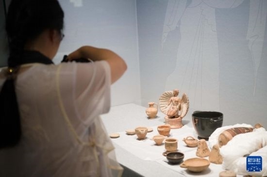 7月2日，開箱后的古希臘文物被工作人員移入展柜。新華社記者 張端 攝